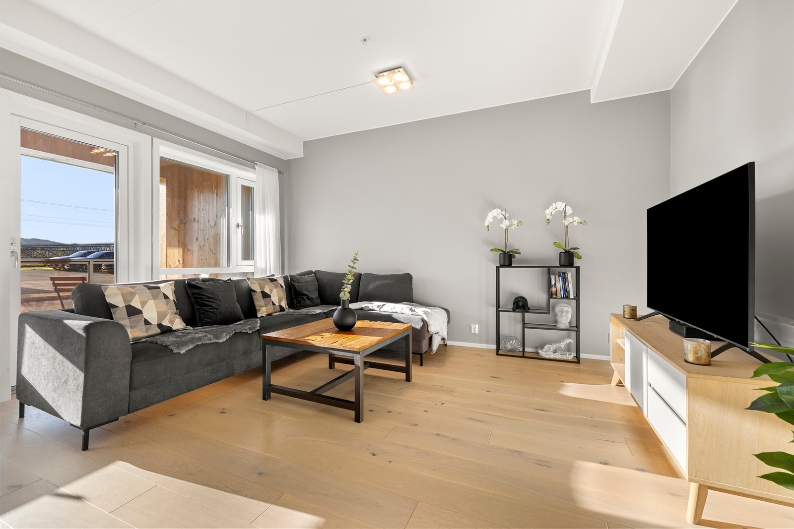 Store vindusflater slipper inn rikelig med dagslys gjennom hele dagen og gir en lys og luftig atmosfære som forsterker romfølelsen. Galleribilde