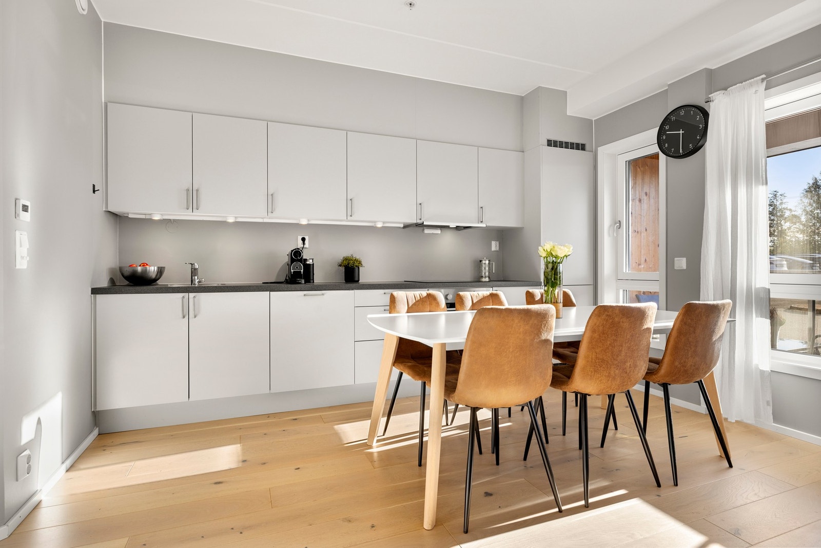 Stilren Sigdal kjøkkeninnredning fra byggeåret 2021 med slette fronter og laminat benkeplate. Galleribilde