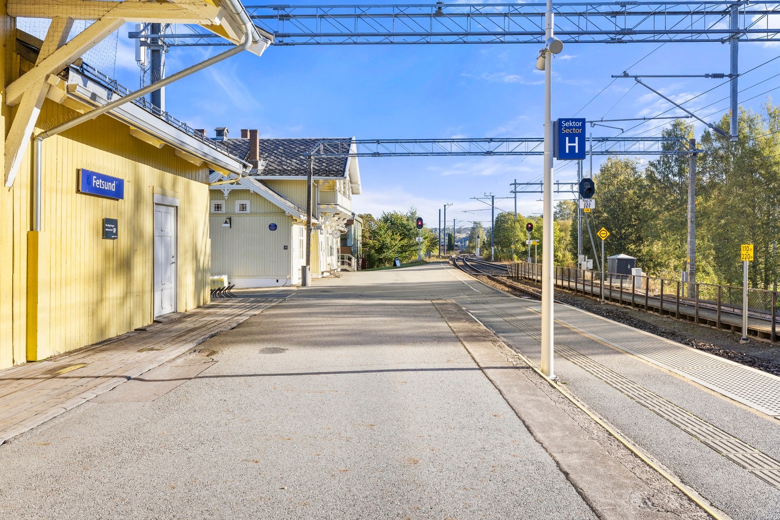 Kun 200 meter unna ligger Fetsund stasjon med gode buss- og tog forbindelser fra Fetsund stasjon. Toget inn til Oslo bruker ca. 20 minutter. Galleribilde