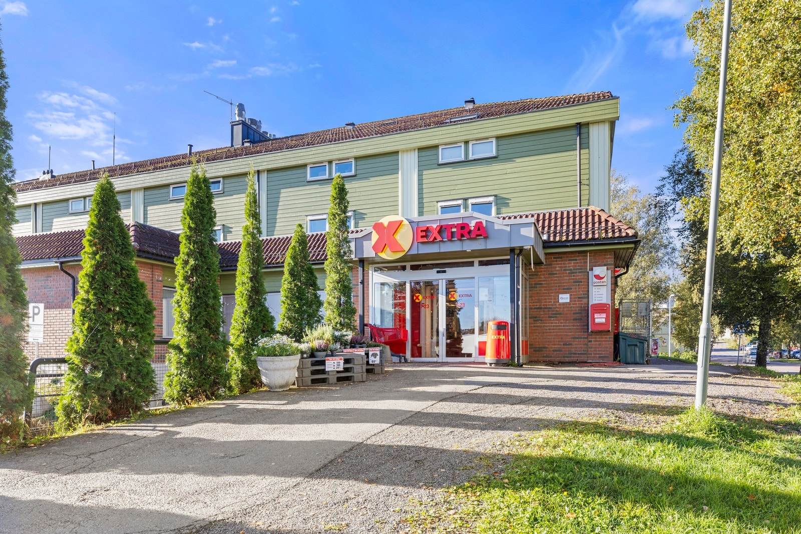 Dagligvarehandelen kan blant annet gjøres på Rema 1000, Coop Extra og Spar. Galleribilde