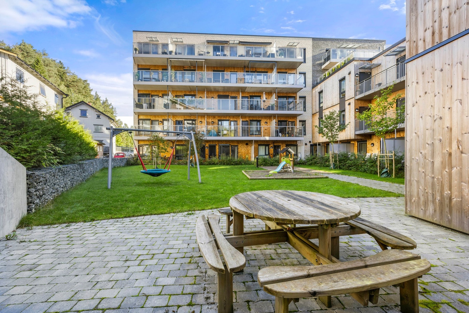 Her er det flere sittebenker hvor man kan slå seg ned og nyte omgivelsene, samt lekeapparater som gir trygge og trivelige lekeplasser for de minste. Galleribilde