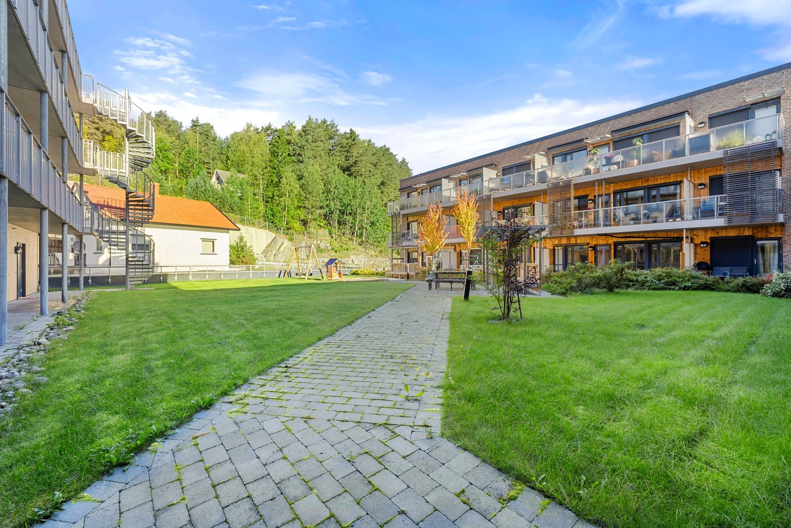 Fellesområdet er pent og gjennomtenkt opparbeidet, med hyggelige internstier som inviterer til rolige spaserturer og enkel adkomst mellom bebyggelsen. Galleribilde