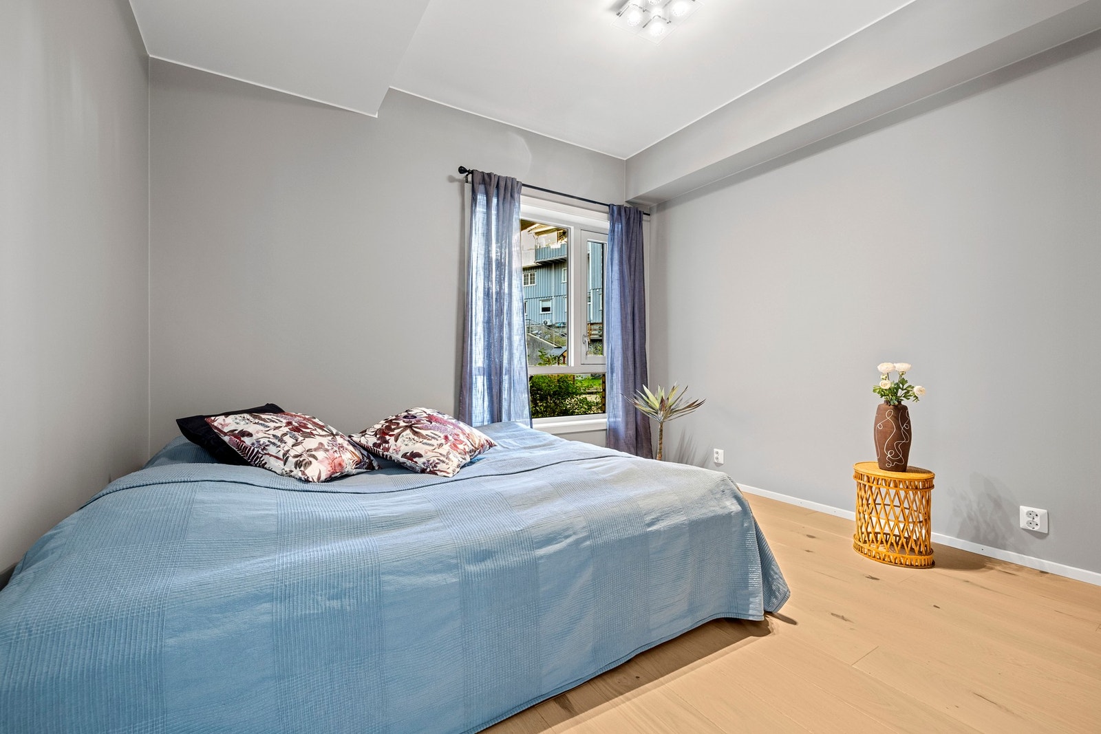 Soverommet er av god størrelse med plass til dobbeltseng og nattbord. Galleribilde