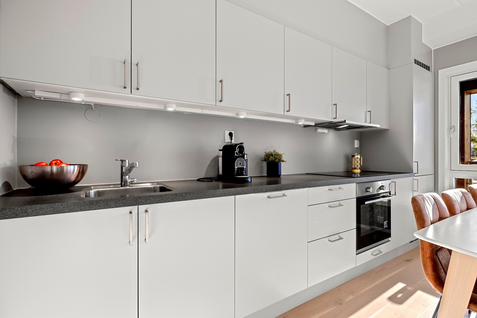 Det er integrerte hvitevarer som stekeovn, oppvaskmaskin, induksjonstopp samt kjøleskap med frysedel. Galleribilde