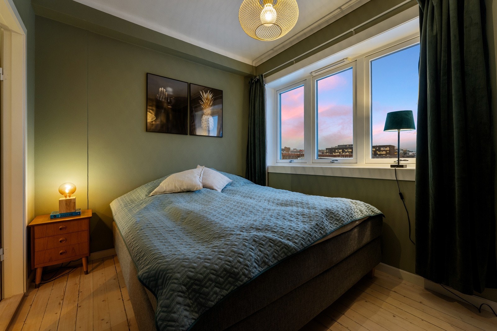 Lunt og godt soverom med plass til dobbeltsengen. Galleribilde