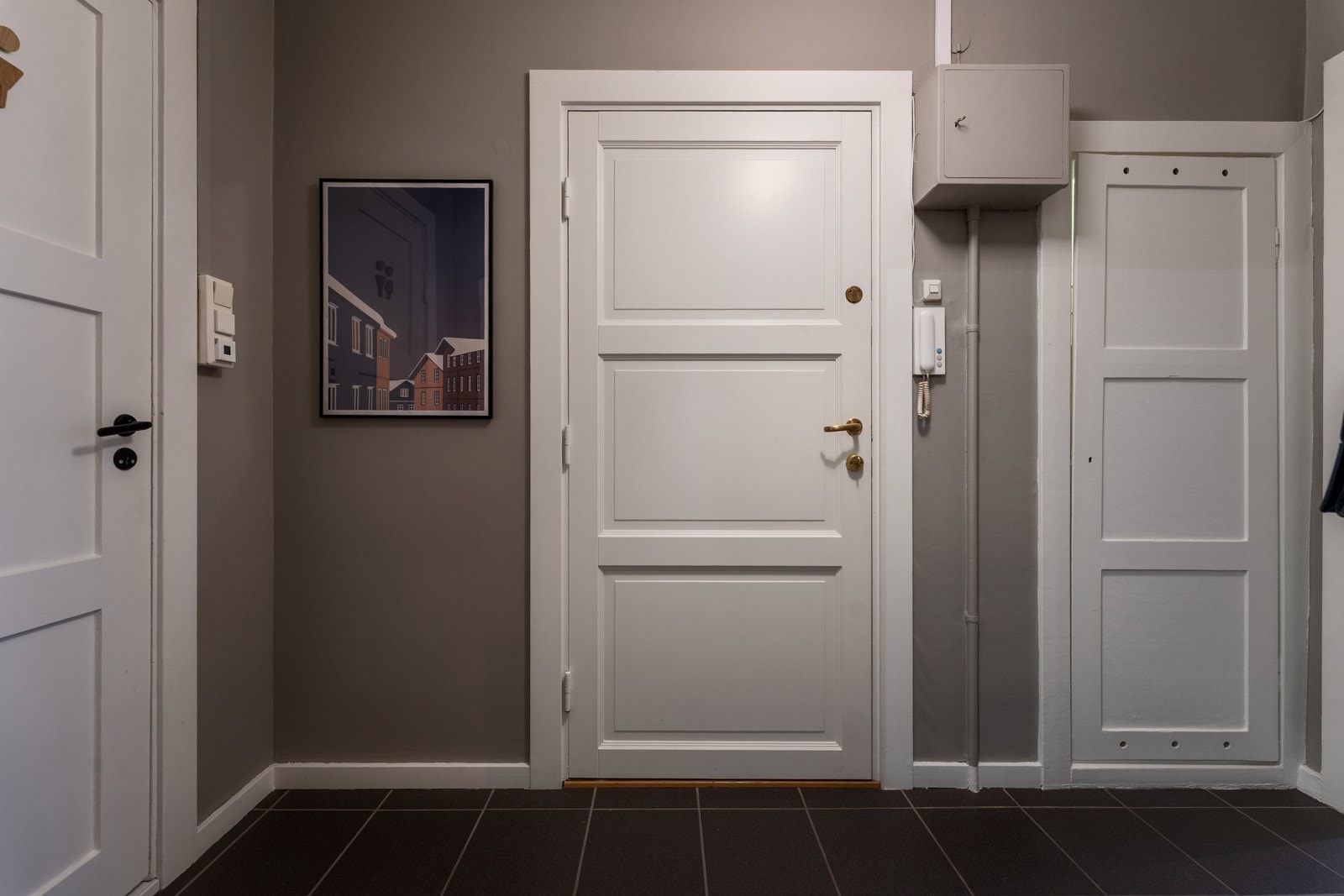 Pen, flislagt entré med plass til oppheng av ytterjakken og lagring av sko. Galleribilde