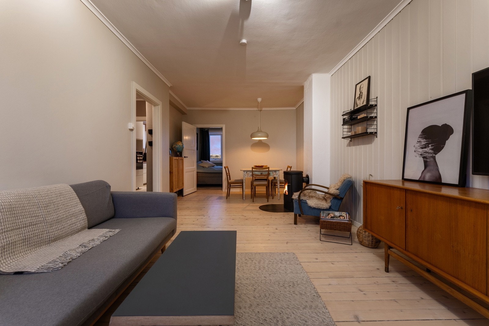 Leiligheten har en flott stue med naturlig soneinndeling og plass til sofagruppe og spisebord. Galleribilde