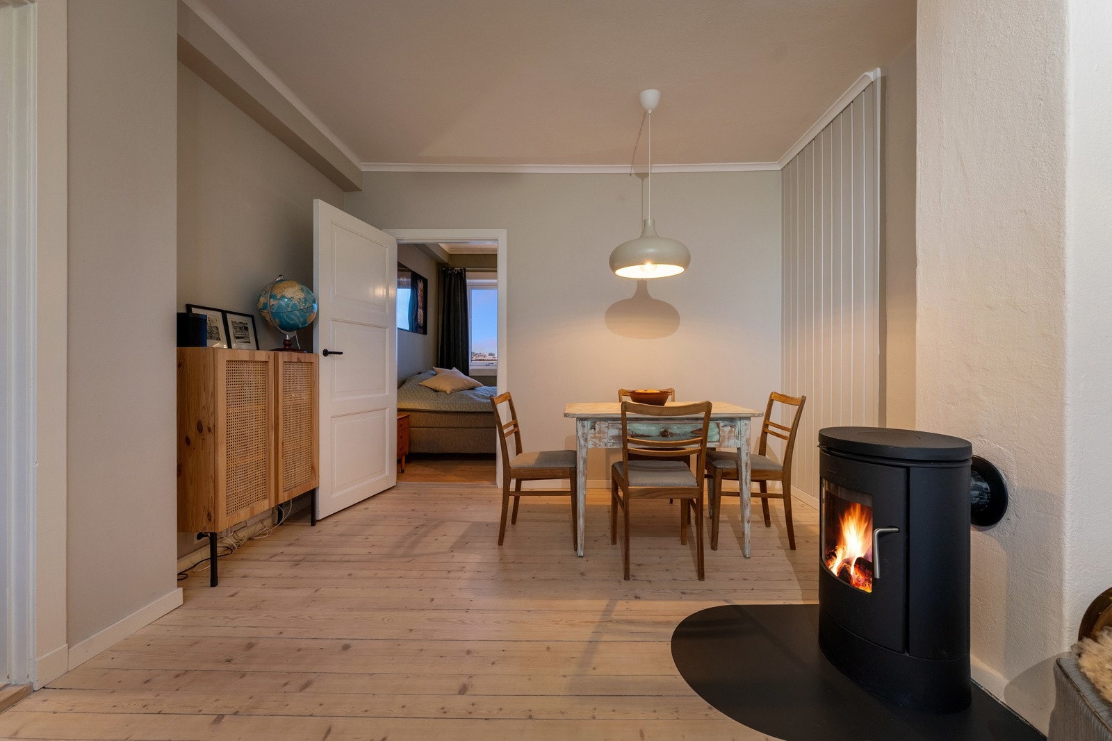 Overflater i lyse og nøytrale farger samt sjarmerende tregulv. Galleribilde