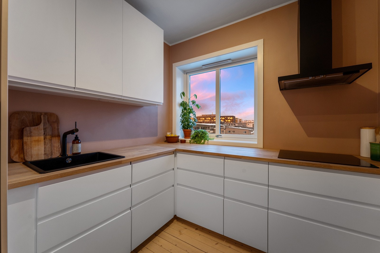 Komplett utstyrt med integrert oppvaskmaskin, kombiskap, komfyr og nedfelt platetopp. Galleribilde