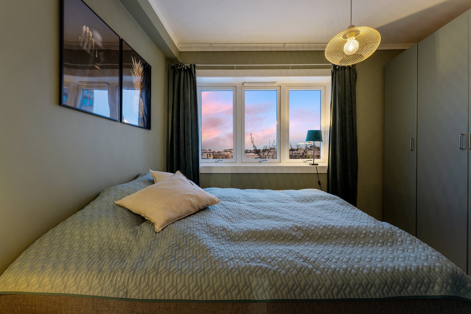 Garderobeskap langs den ene veggen på soverommet. Galleribilde