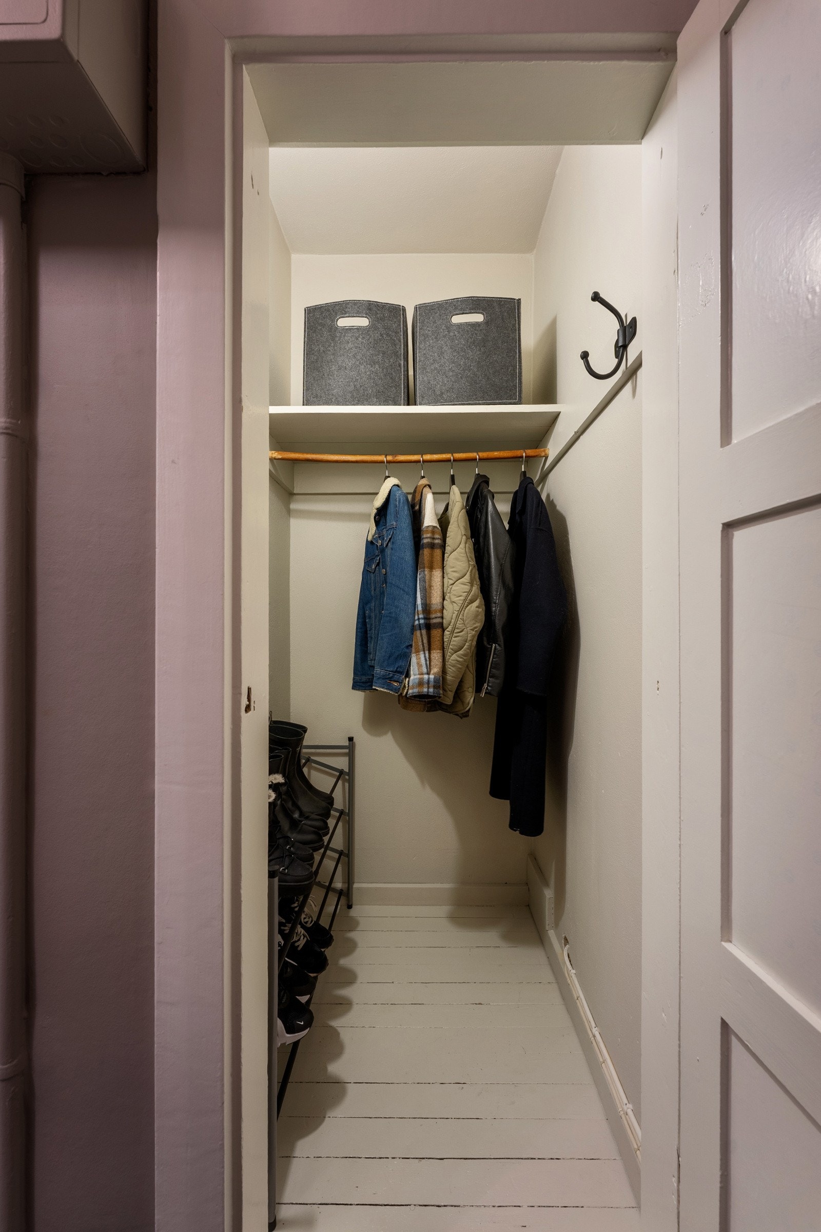 Ytterligere lagringsplass i et tilliggende kott/skap. Galleribilde