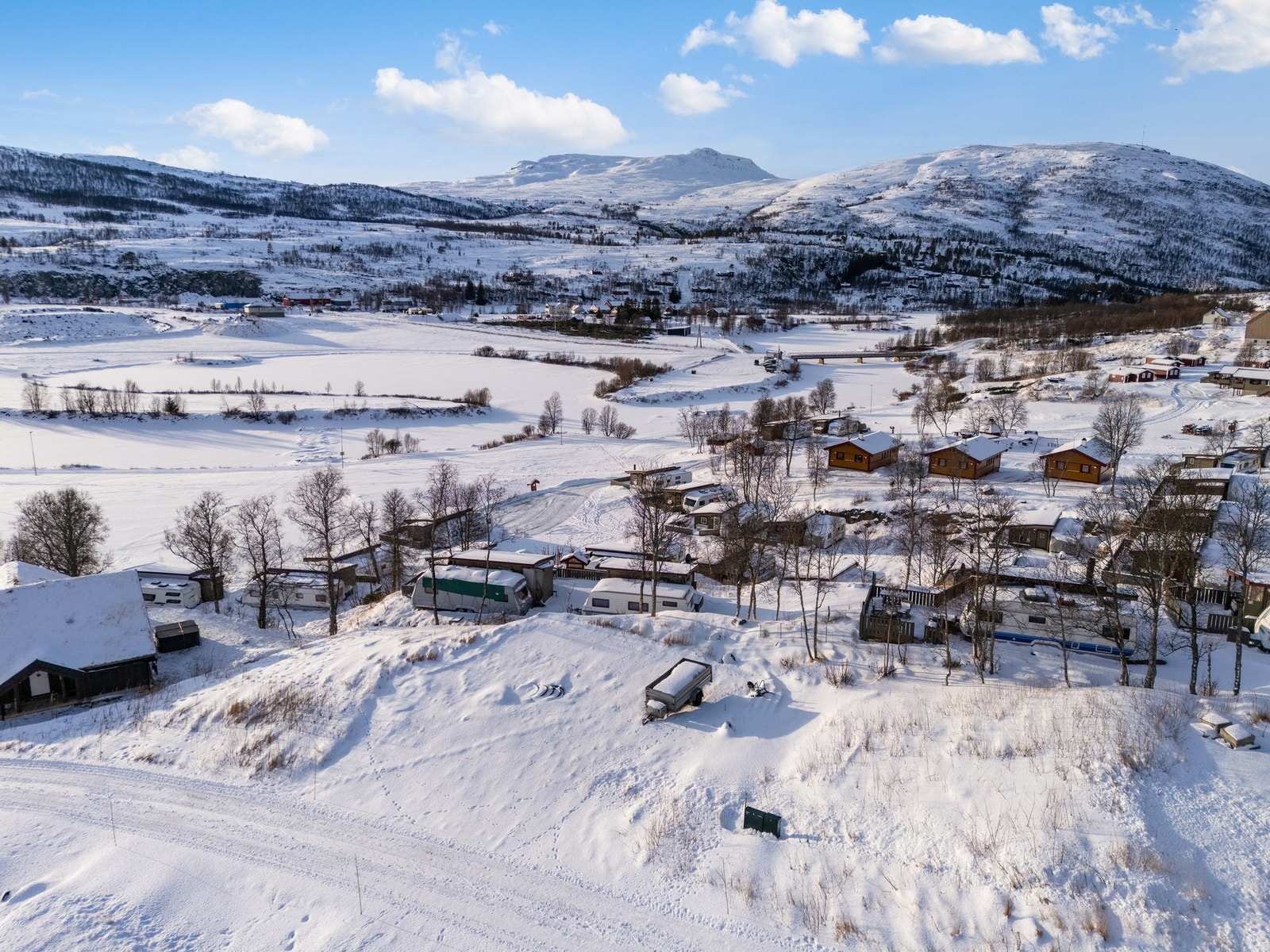 Hytten vil ha en fin beliggenhet omringet av vakker norsk natur Galleribilde