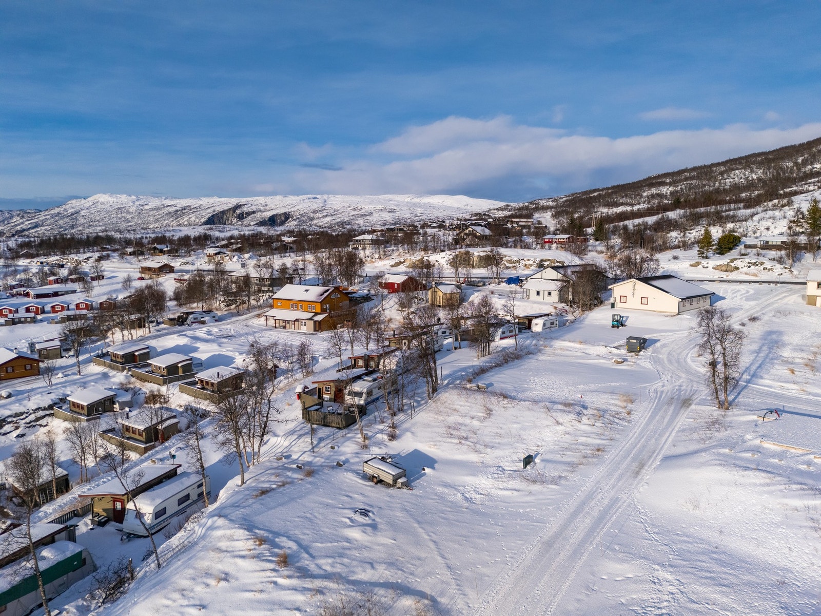 Tomten ligger like ved Garen Camping, et ypperlig utgangspunkt for å opplevelser både ved fjord og fjell Galleribilde