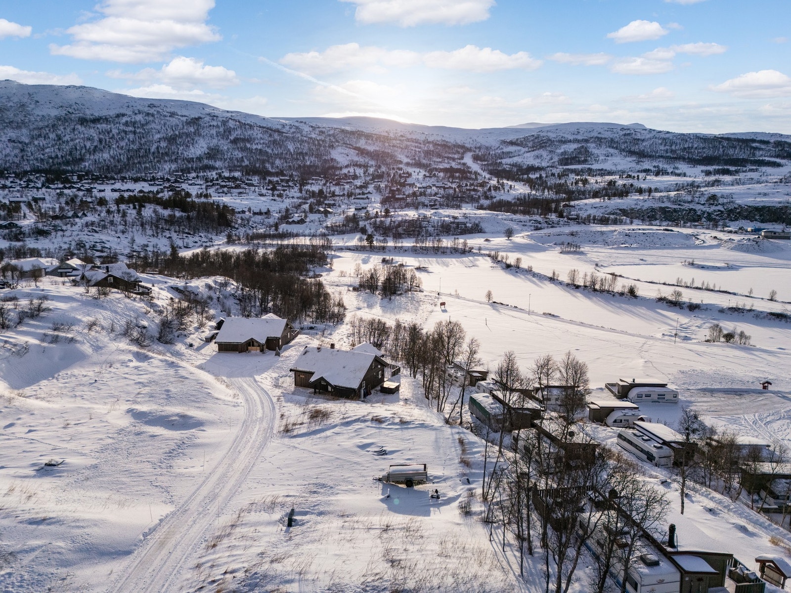 Hytten vil ha en fin beliggenhet omringet av vakker norsk natur Galleribilde