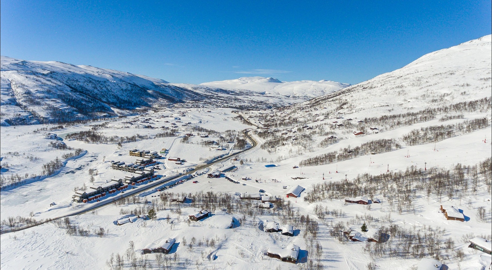 Nærområdet er bebygd med fritidsleiligheter og
fritidsboliger. Galleribilde