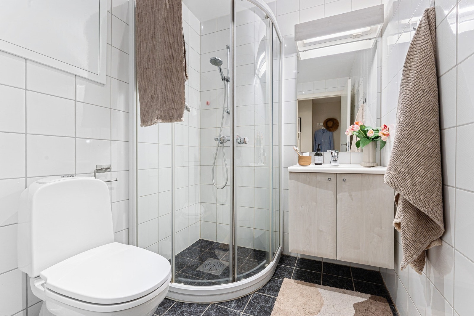 - Badet er lyst og klassisk med keramiske fliser på gulv og vegger, varmekabler i gulv og downlights i himling - Galleribilde