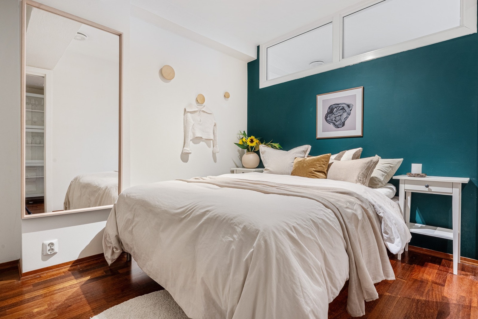 - Sovealkoven er romslig og gir en naturlig og skjermet sone for seng, samtidig som det er stor garderobe - Galleribilde