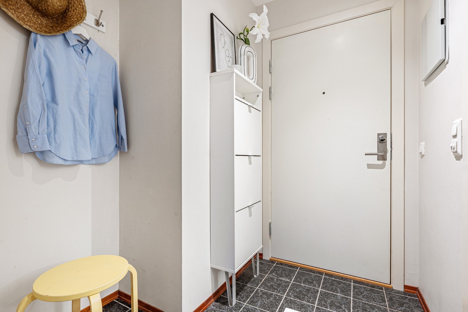 - Leiligheten har en praktisk entré med plass til skoskap og oppheng - Galleribilde