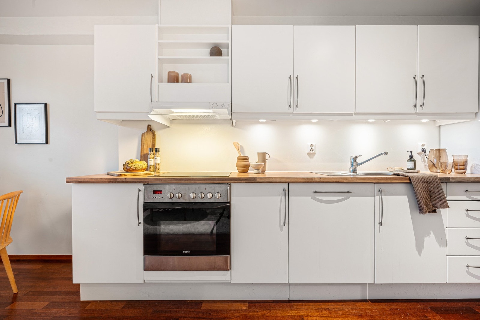 - Kjøkkenet fremstår pent med slette fronter og god skapplass - Galleribilde