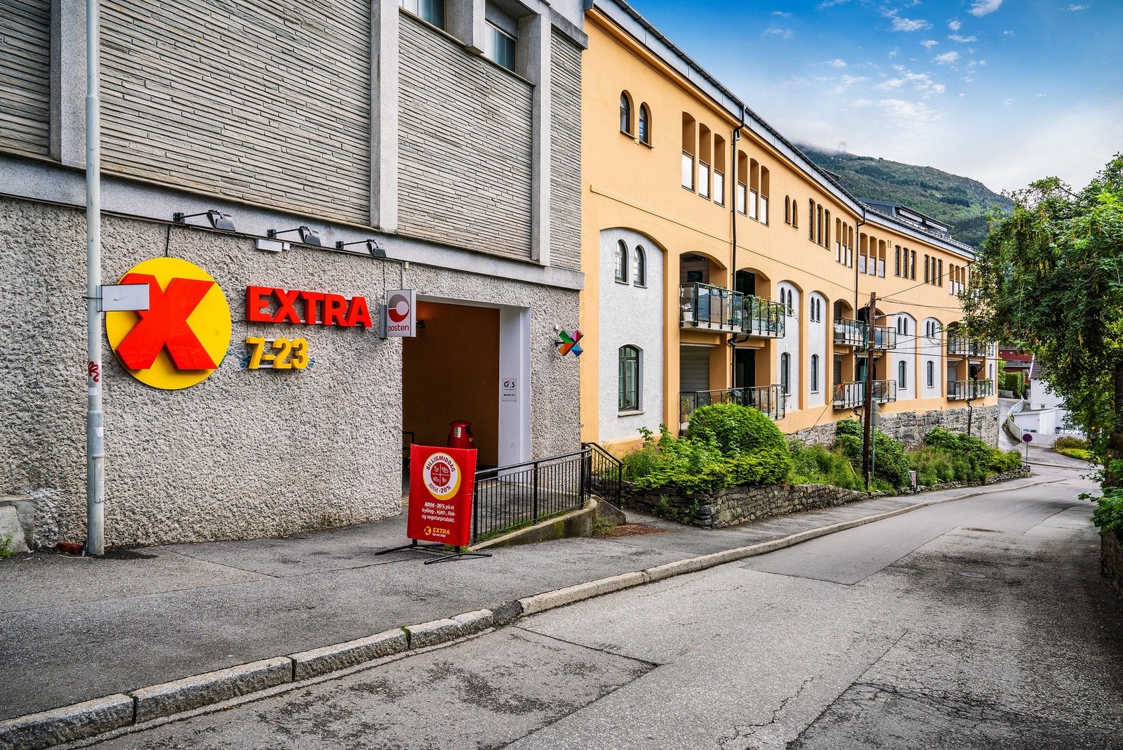 - Det er umiddelbar nærhet til dagligvarebutikken Coop Extra - Galleribilde