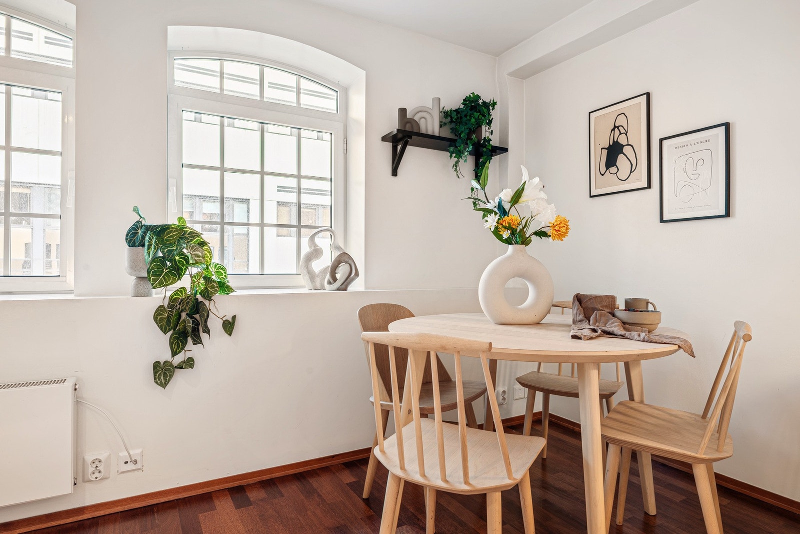 - Det er god plass til både sofagruppe og spisebord - Galleribilde