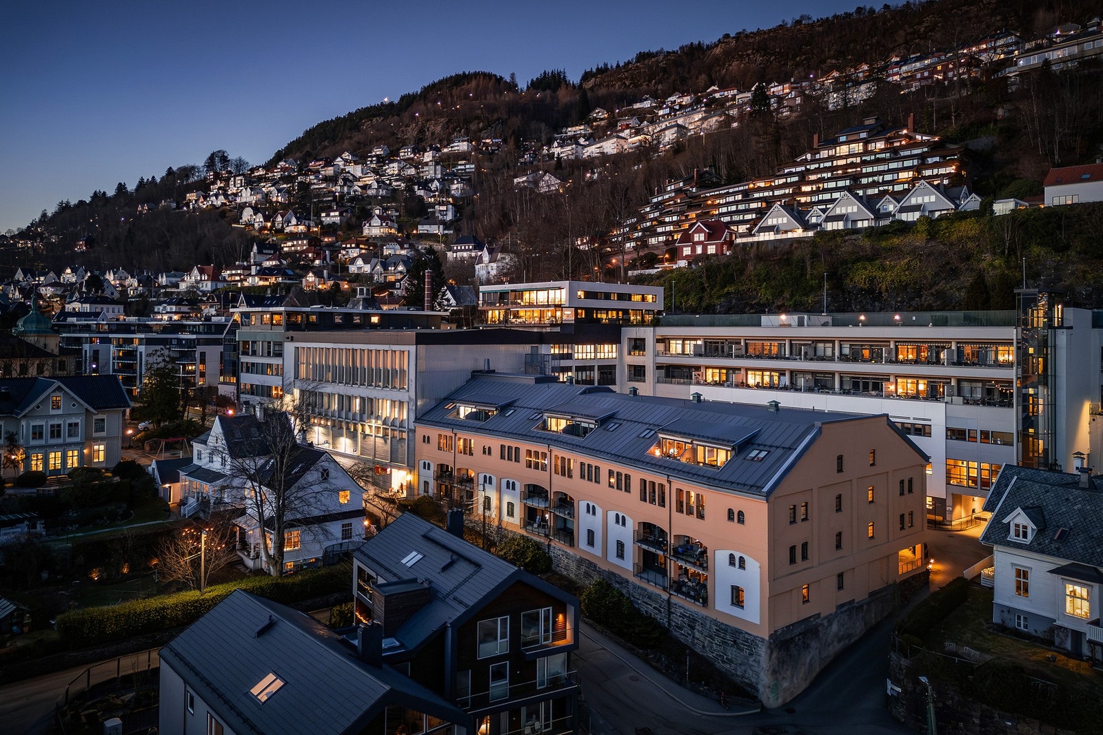 - Leiligheten ligger i et attraktivt og etablert boligområde på Kalfaret, med kort gangavstand til blant annet Haukeland sykehus, Odontologen, HIB og UiB - Galleribilde