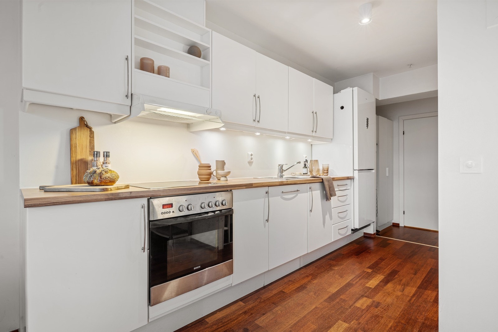 - Her er det også integrerte hvitevarer som stekeovn, keramisk platetopp, ventilator og oppvaskmaskin - Galleribilde