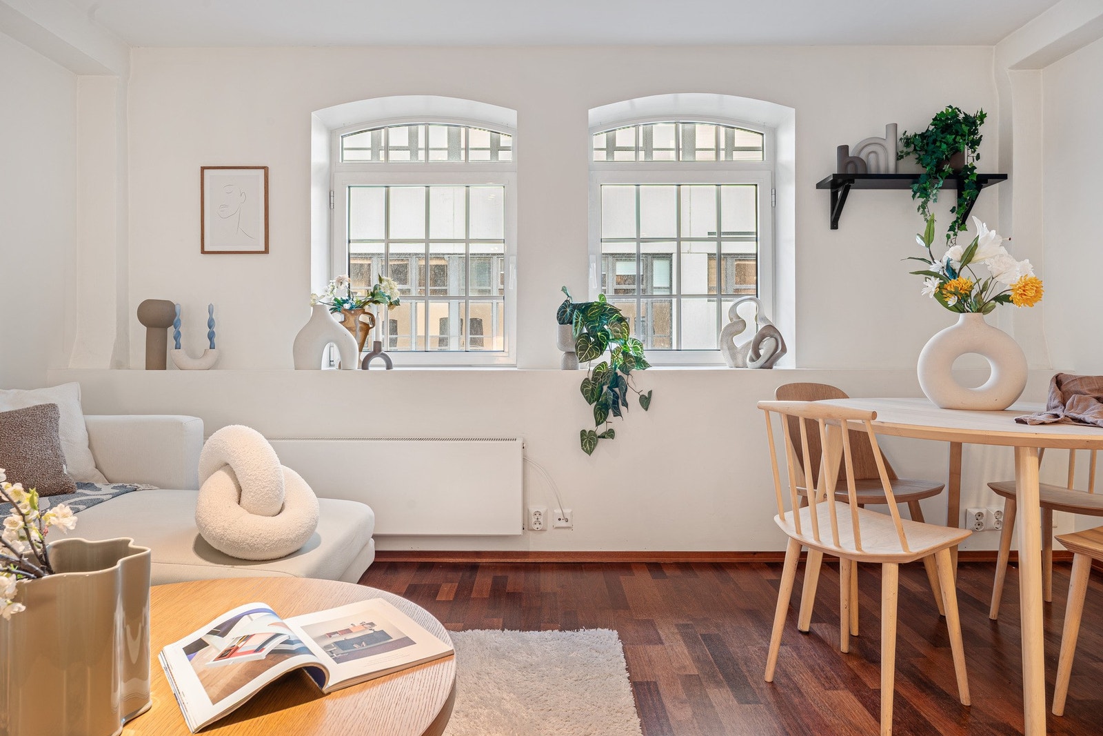 - Stue og kjøkken ligger i en åpen løsning som gir et luftig og sosialt uttrykk - Galleribilde