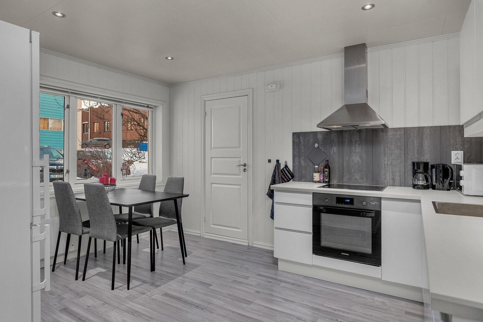 Spotter i taket gir godt arbeidslys Galleribilde