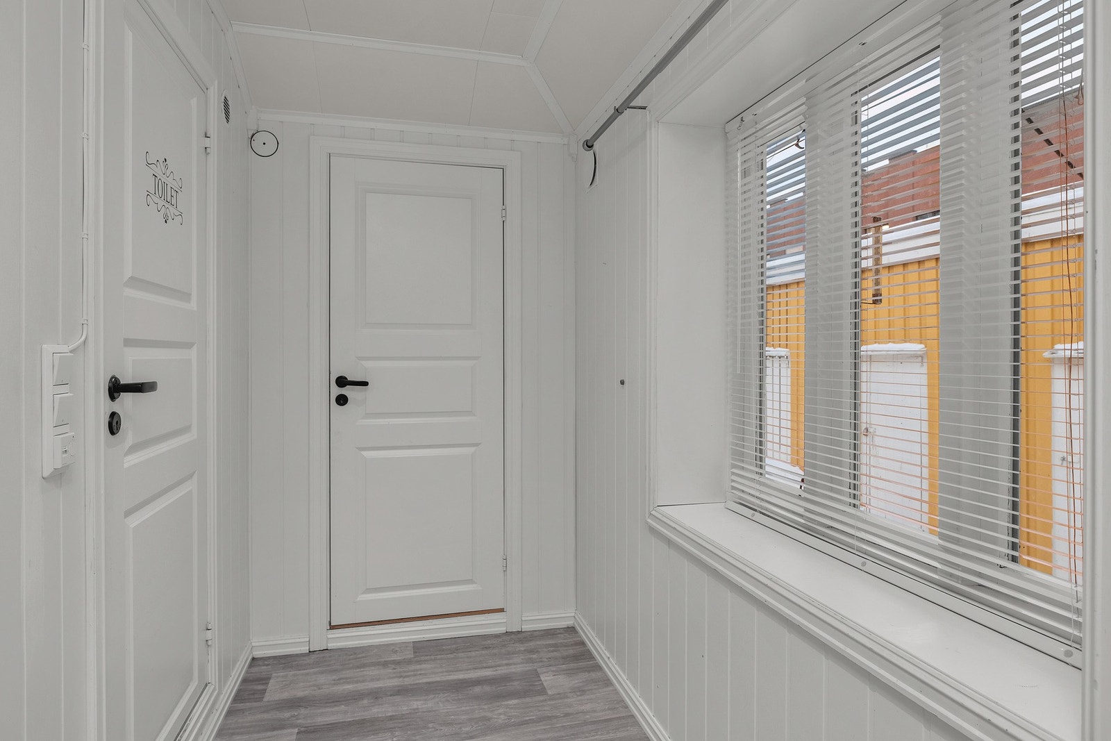 Gang i 1.etasje - badet er inn døren til venstre Galleribilde