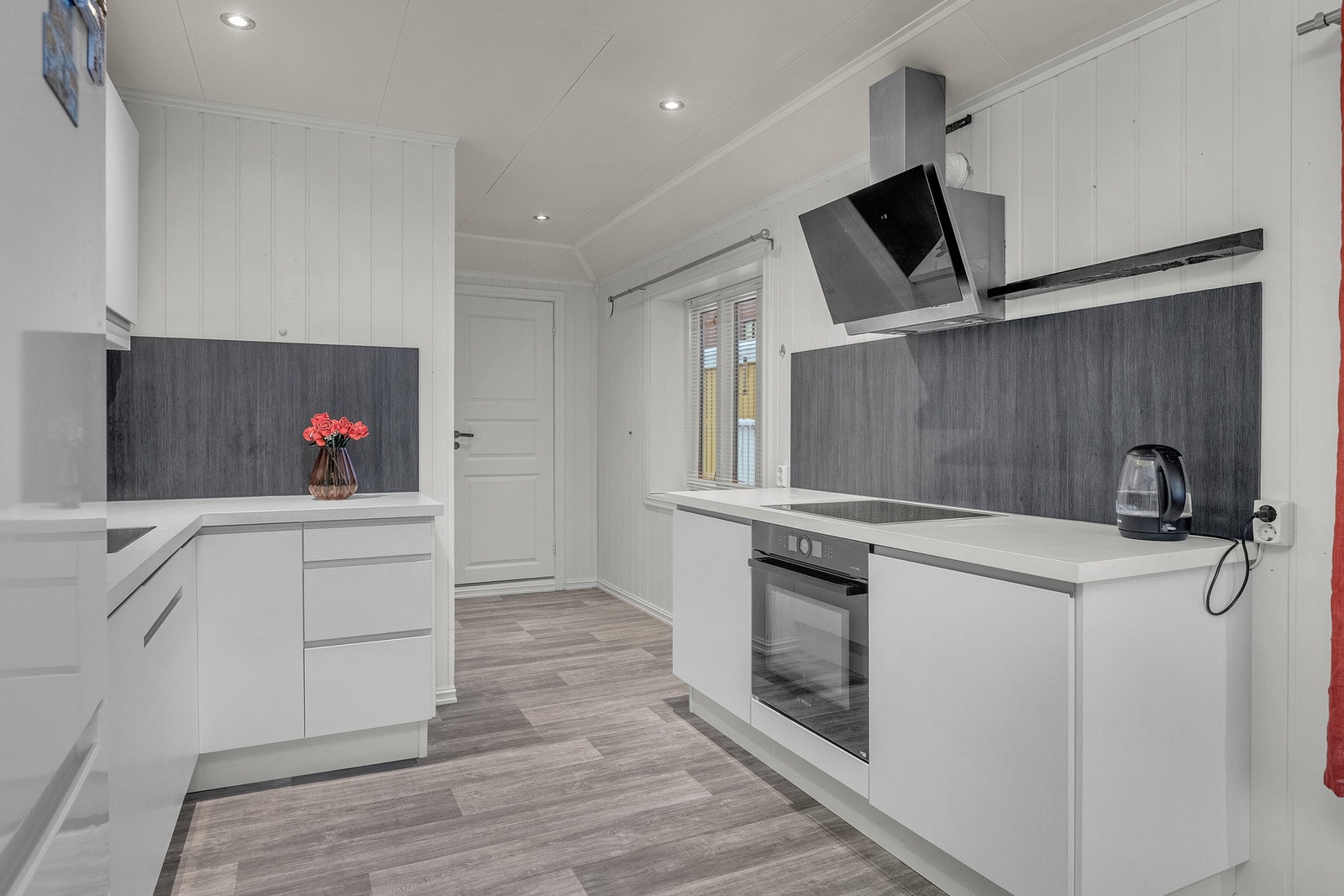 Lyst og moderne kjøkken med integrerte hvitevarer Galleribilde