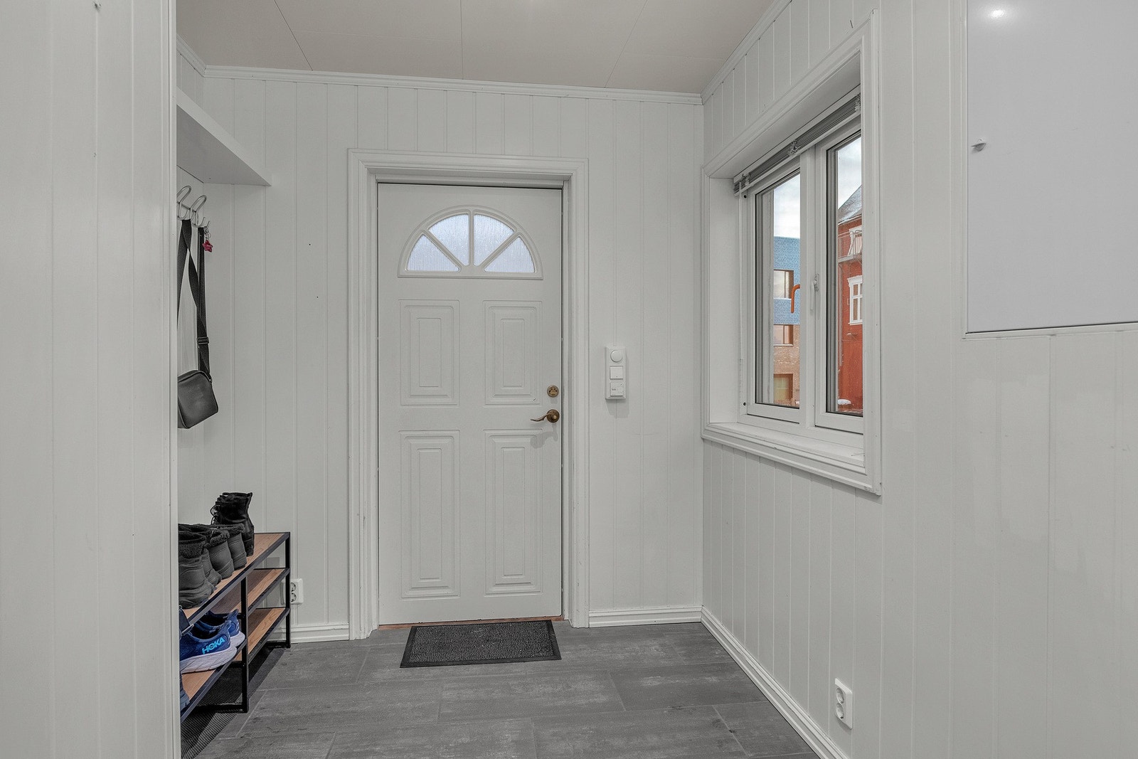 Romslig inngangsparti med god plass til å henge fra seg yttertøy Galleribilde