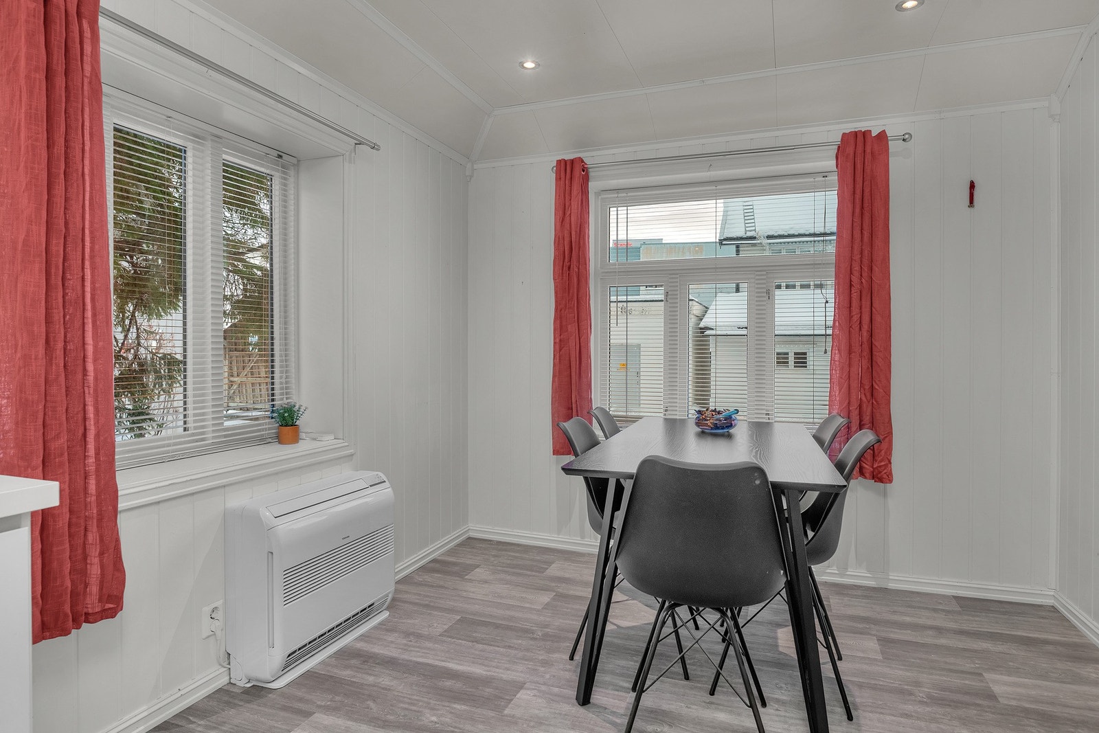 Stor spisestue med plass til flere gjester Galleribilde