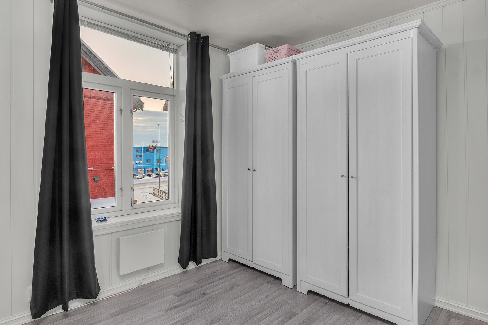 Gode oppbevaringsmuligheter i de store klesskapene Galleribilde