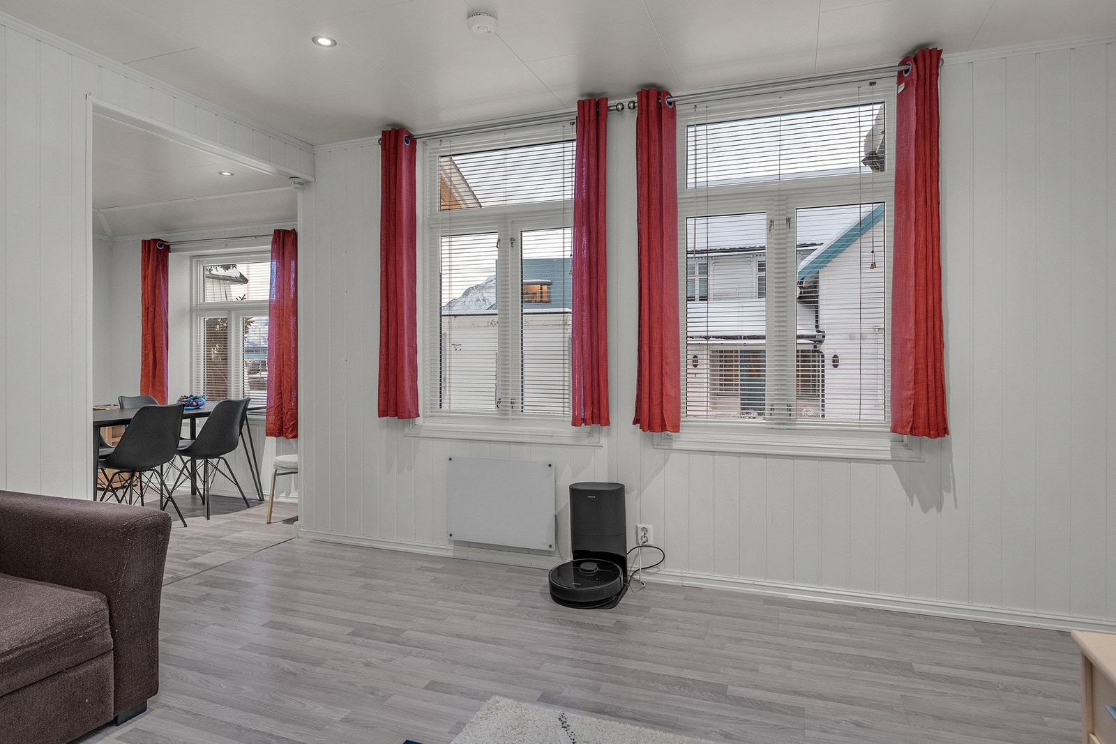 Gode vindusflater gir en lys og hyggelig atmosfære Galleribilde