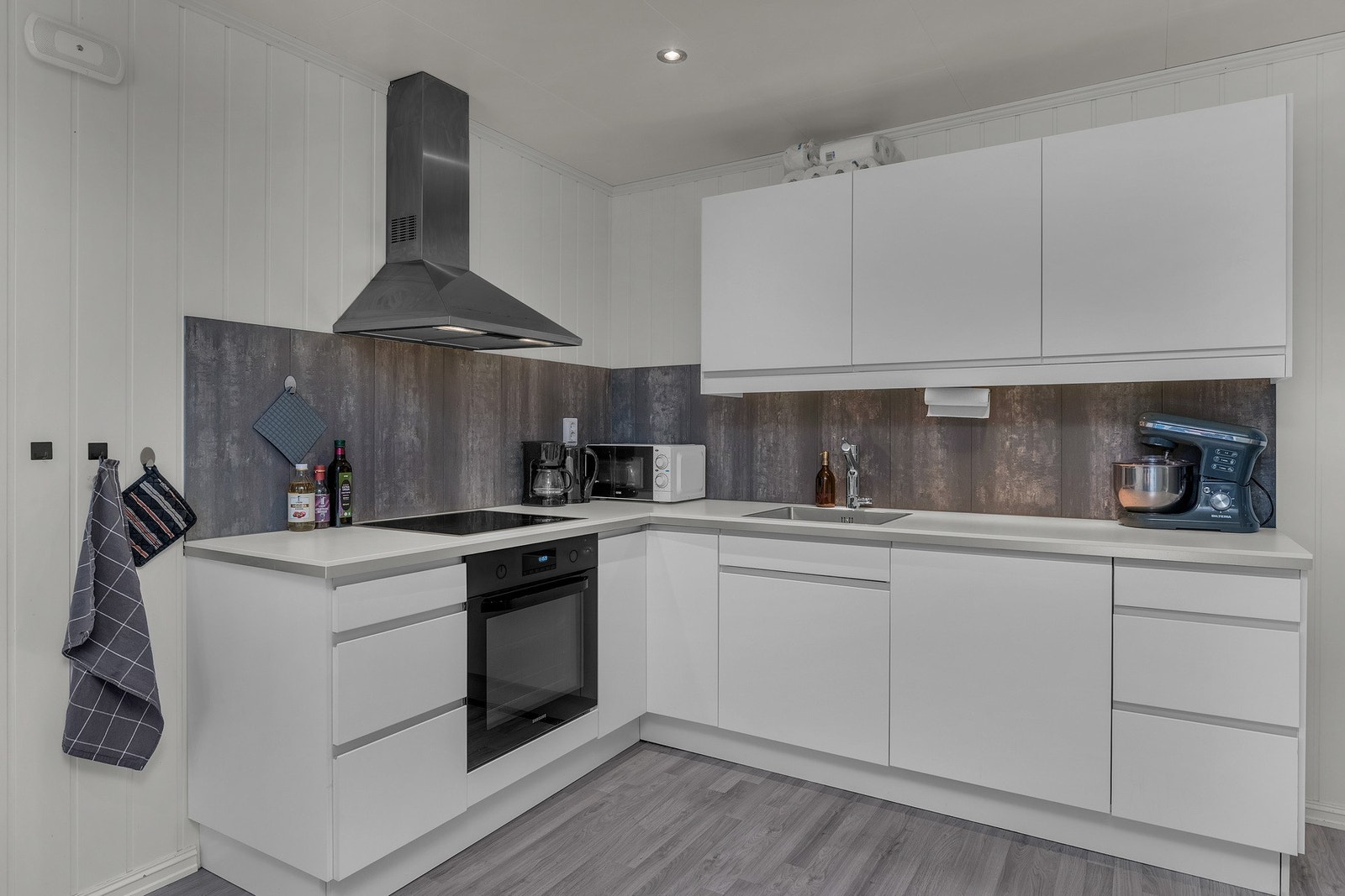 Praktisk og pent kjøkken med moderne fronter og god benkeplass Galleribilde