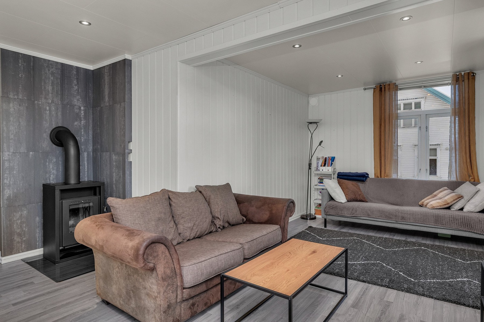 Vedfyring er perfekt for kjølige dager Galleribilde