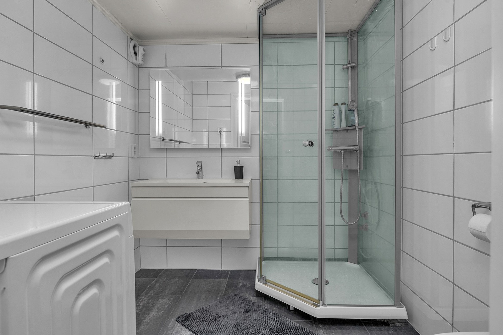 Tidløst bad med fliser og varmekabler i gulv - Her er det også opplegg for vaskemaskin Galleribilde