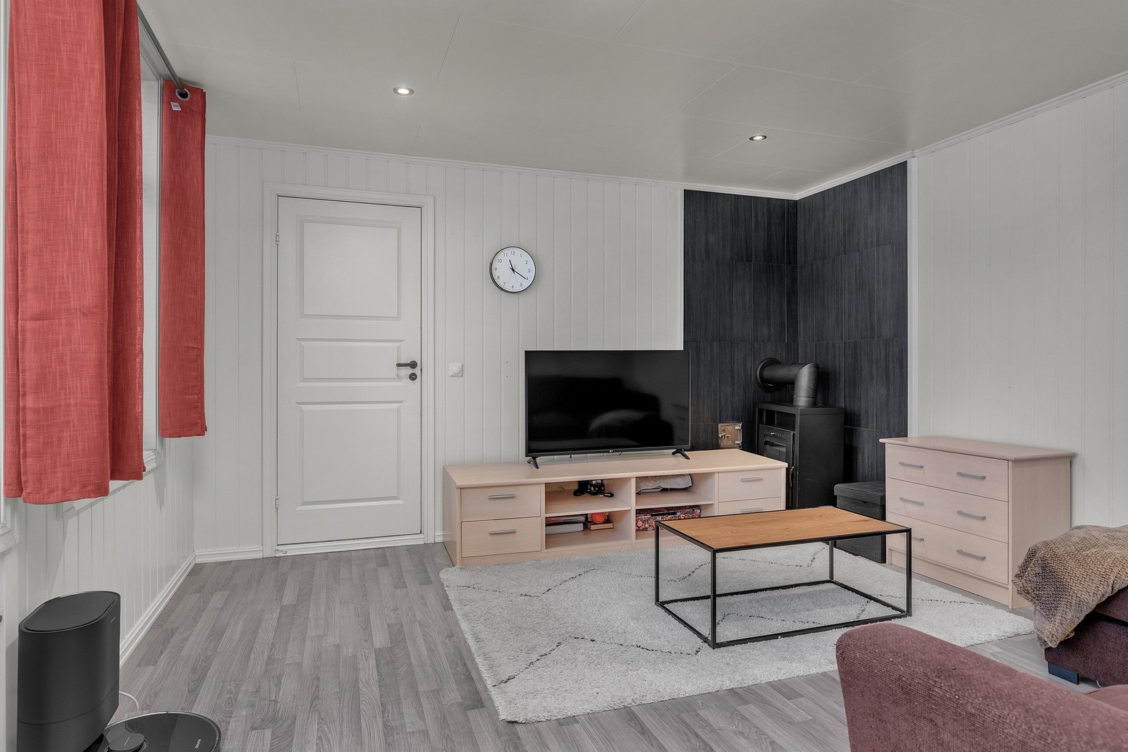 Innbydende stue med lyse overflater og god standard Galleribilde