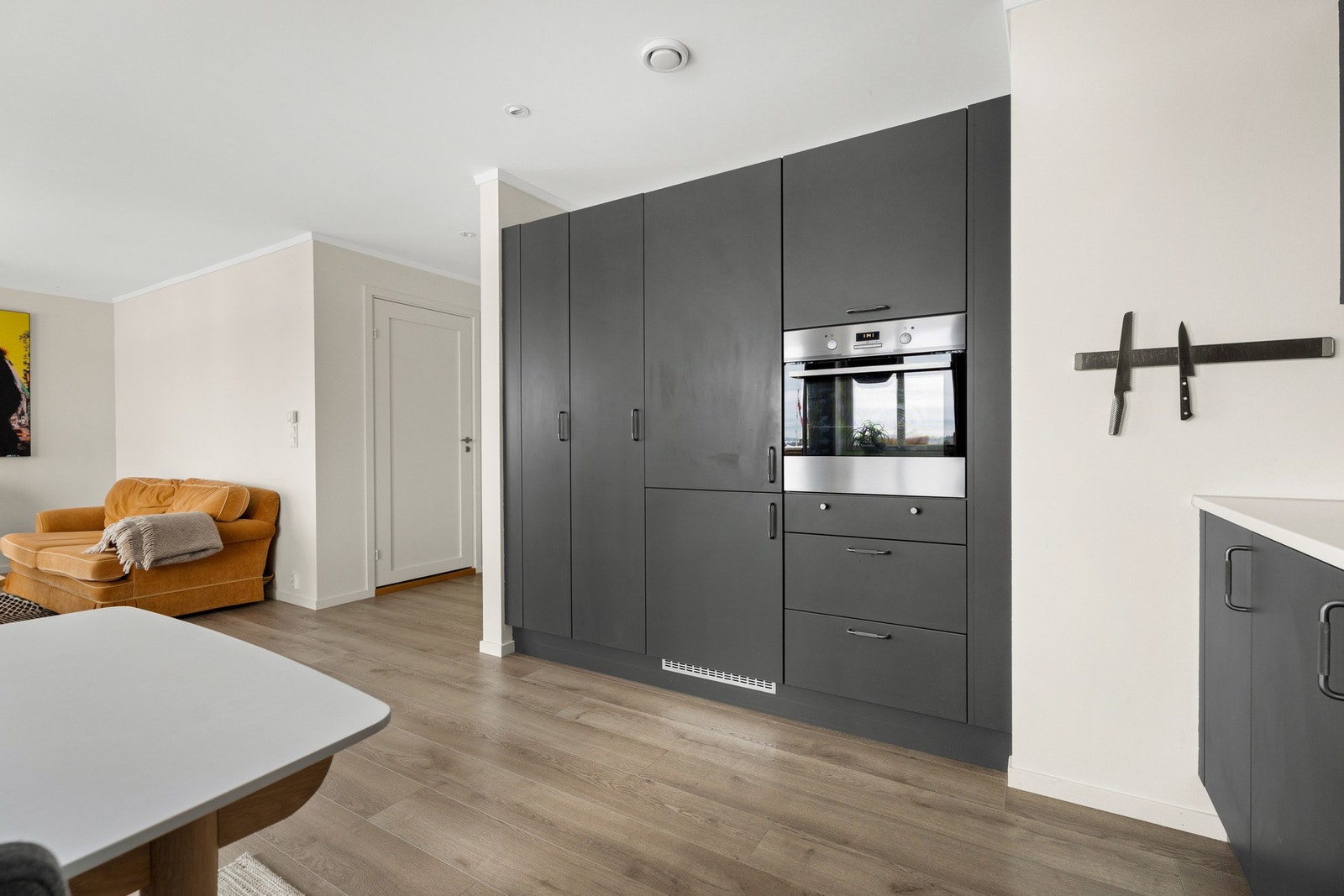 Innredning med slette fronter
og slitesterk benkeplate av laminat. Galleribilde