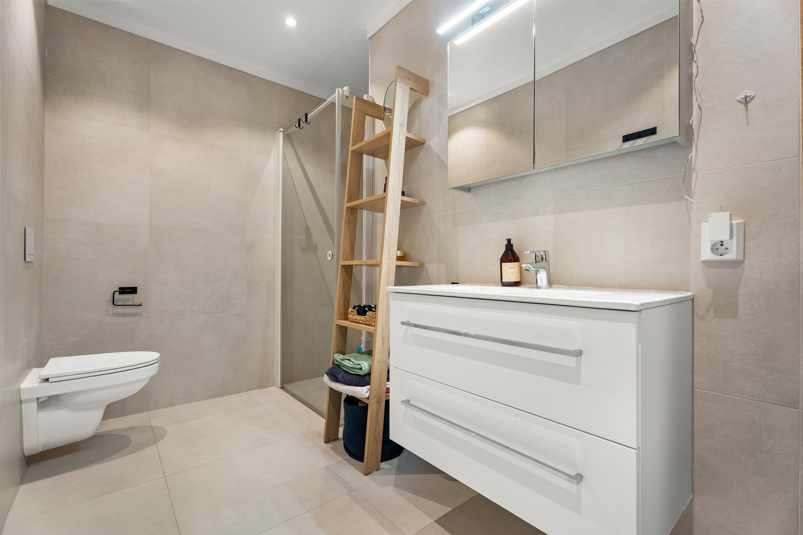 Pent, flislagt bad i lyse toner. Galleribilde