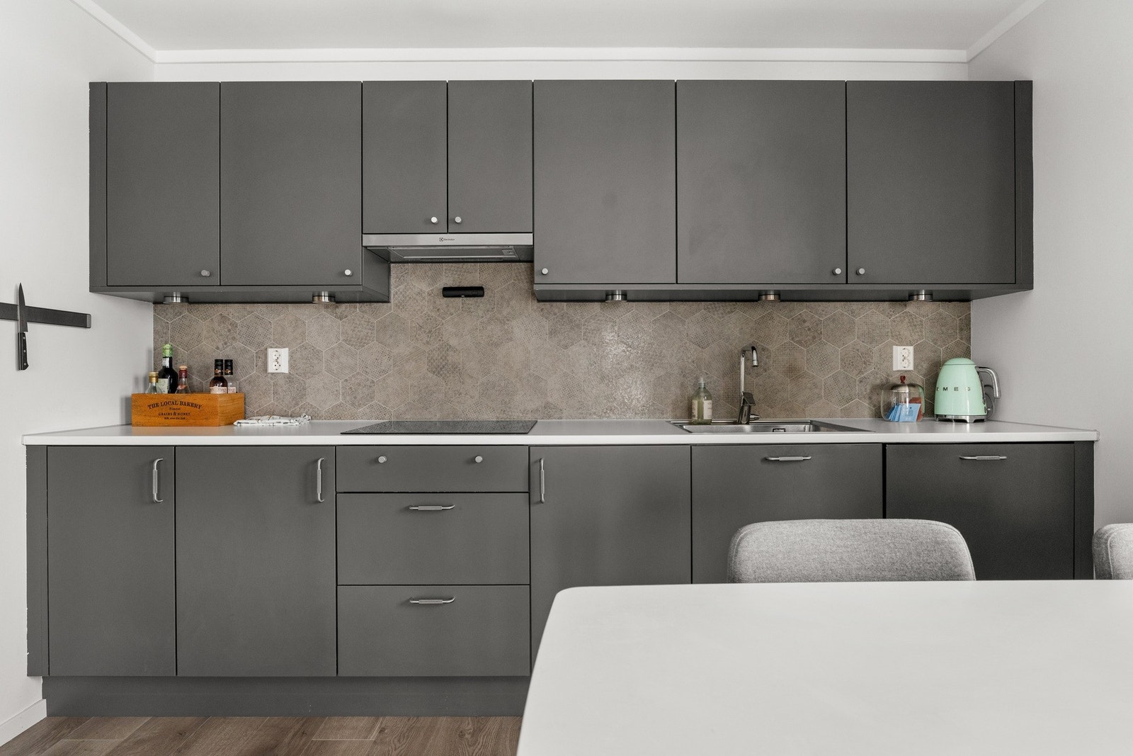 Integrert kjøleskap, fryseskap, stekeovn, platetopp og oppvaskmaskin. Galleribilde