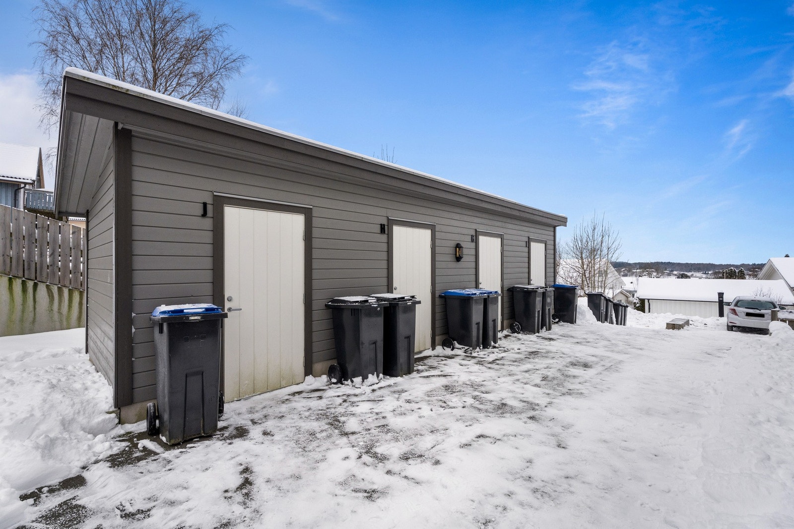 Stor og praktisk utebod med strøm og lys. Galleribilde