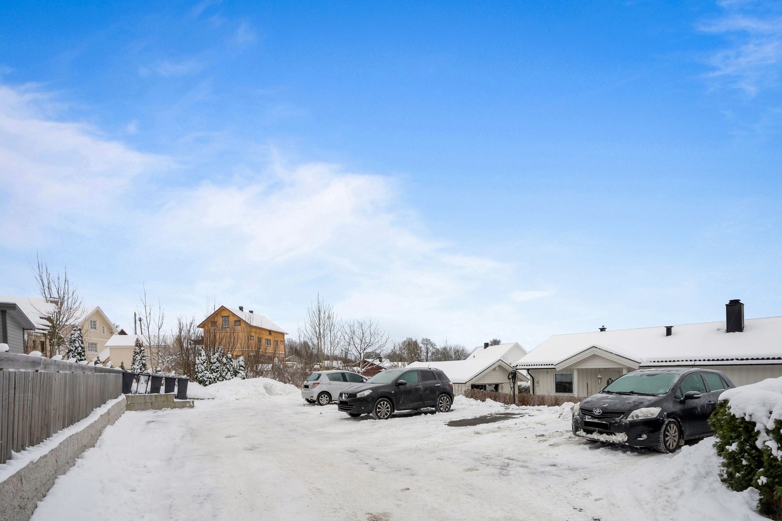 Det følger med egen parkeringsplass med elbil-lader. Galleribilde