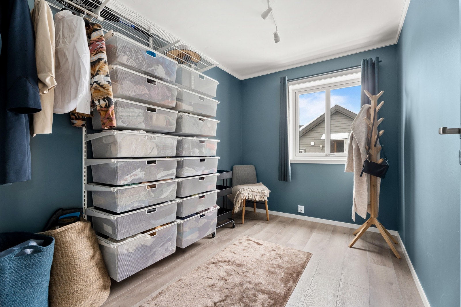 I tillegg er det to soverom av god størrelse med Elfa garderobesystem. Galleribilde