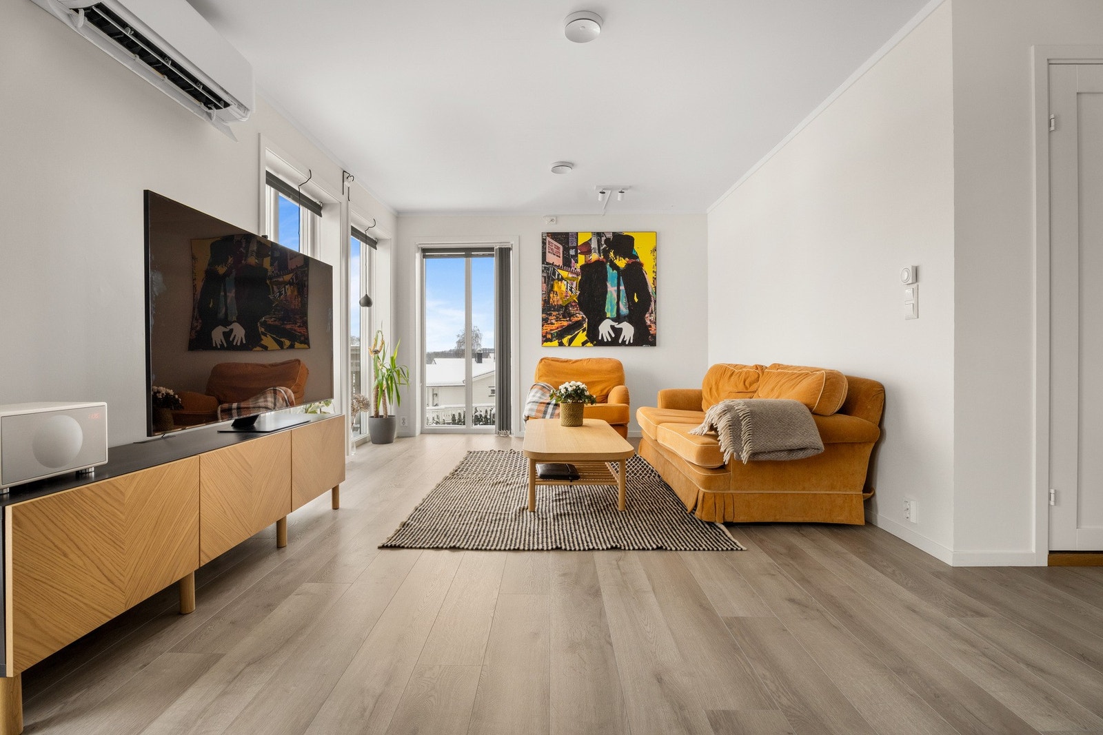 Her er det naturlig soner for kjøkken, spisebord og sofakrok. Galleribilde