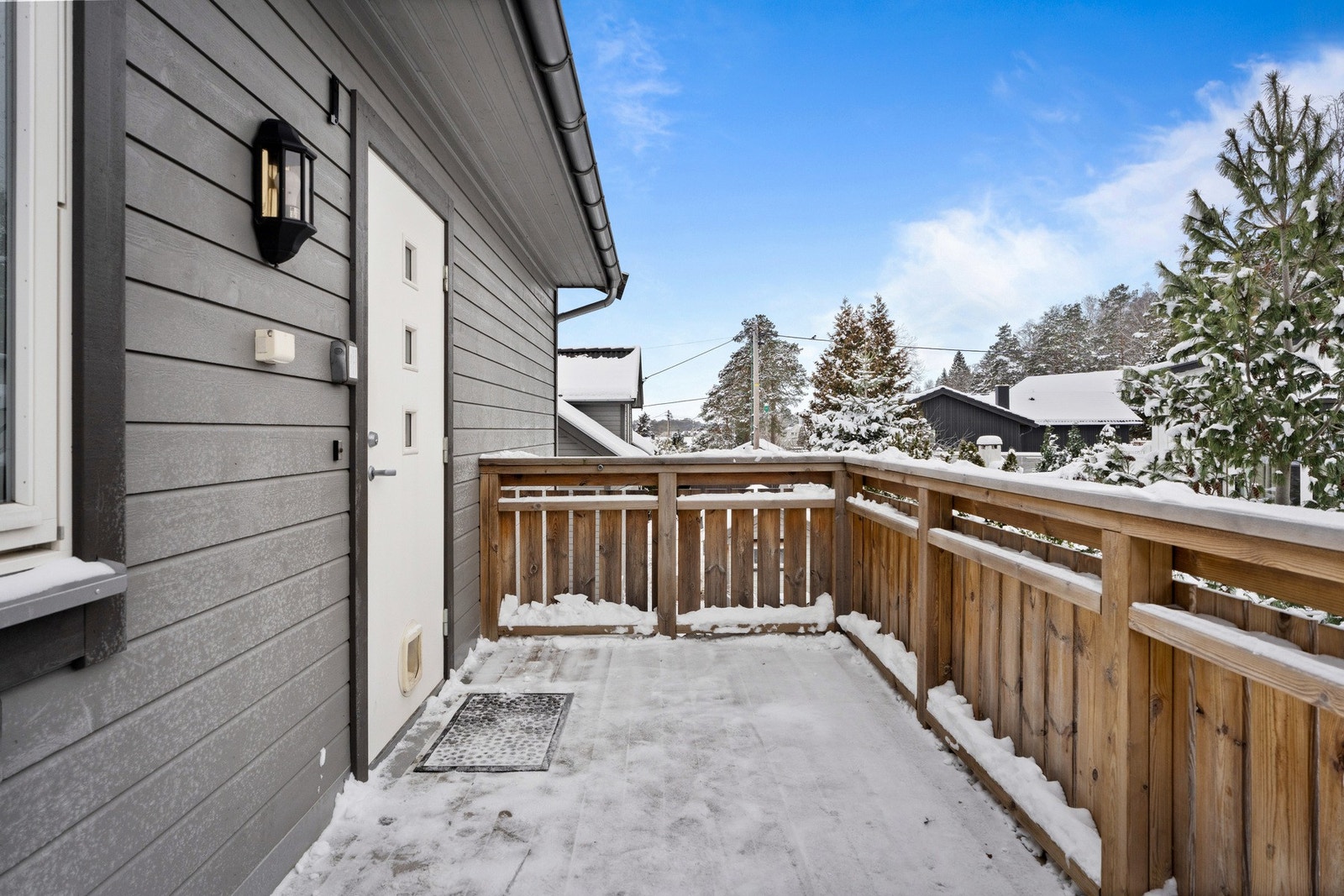 Inngangsparti med takoverbygg. Her er det også plass til utemøbler. Galleribilde