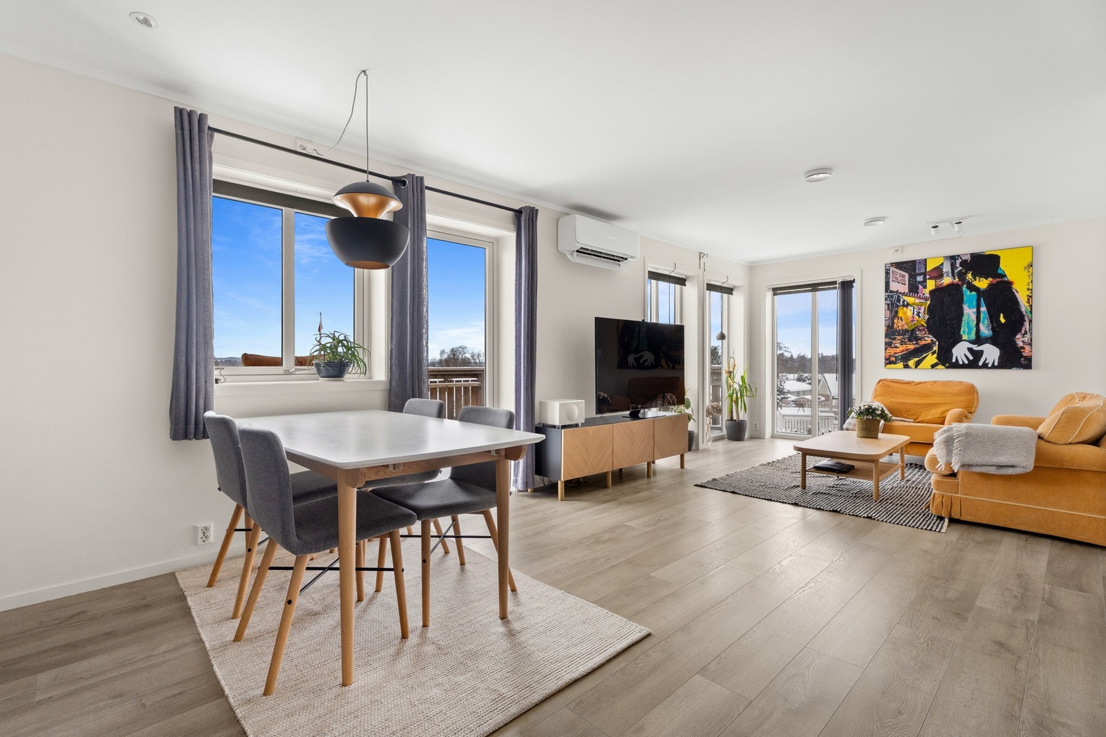 I stue/kjøkken finner man også en luft til luft varmepumpe fra 2021. Galleribilde