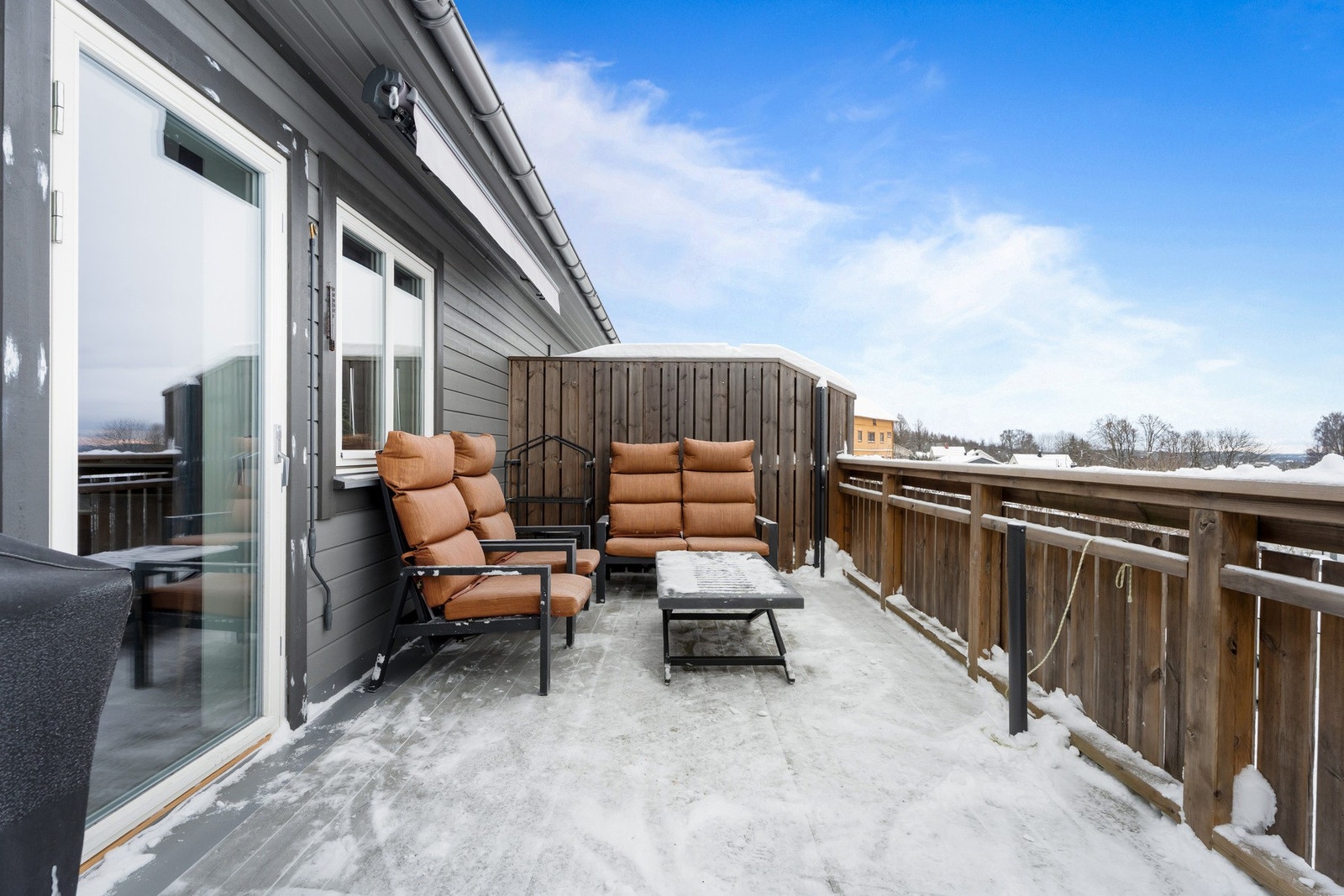 Direkte fra stuen er det adgang til denne flotte verandaen! Galleribilde