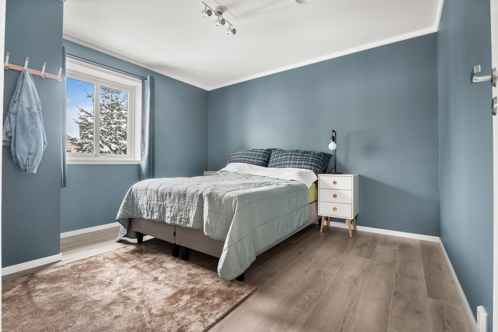 Pent hovedsoverom med slette vegger og laminatgulv. Galleribilde